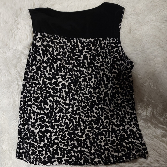 Ladies black and white sleeveless blouse with v neck - Picture 2 of 4